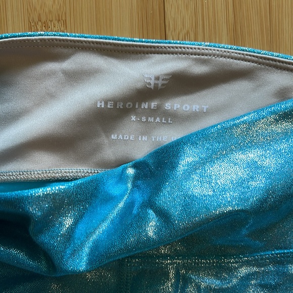 Heroine Sport Shiny aqua blue sports bra and workout leggings - Picture 4 of 4
